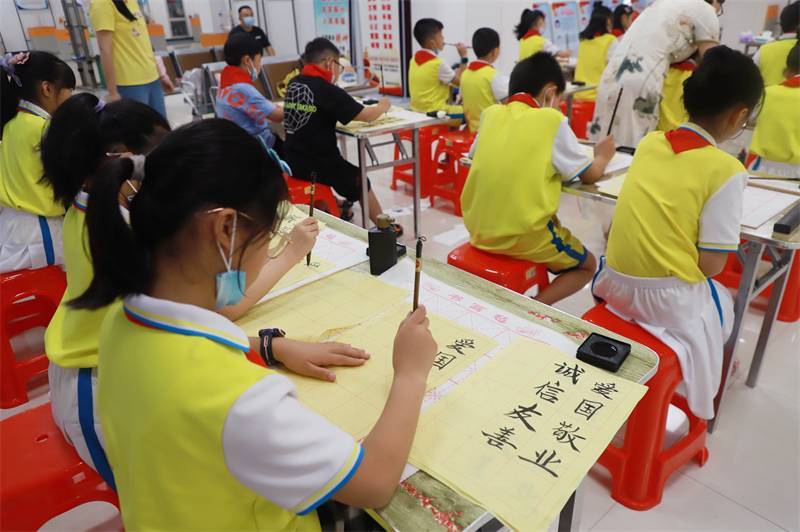 2021年7月10日，鄂州市科协组织莲花小学学生在鄂州市科技馆开展社会主义核心价值观系列活动，图为开展的遨游翰墨筑梦华夏书法活动，学生认真写字中.jpg