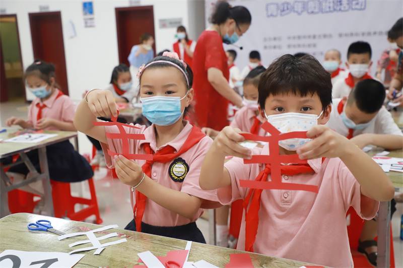 2021年7月10日，鄂州市科协组织落驾坪小学学生在鄂州市科技馆开展社会主义核心价值观系列活动，图为开展的红色剪影圆梦中华剪纸活动，同学们展示自己的半成品.jpg