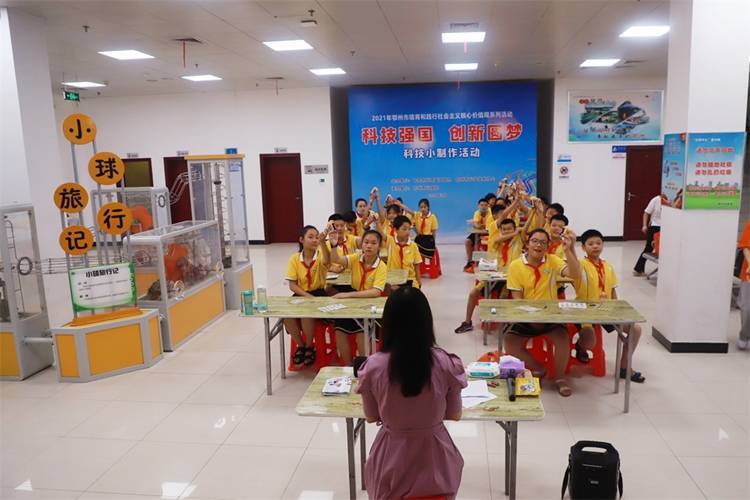 2021年7月9日鄂州市科协组织新民街小学学生在鄂州市科技馆开展社会主义核心价值观系列活动，图为开展的科技创新圆梦中华科技小制作活动，孩子们一起展示自己的作品.jpg