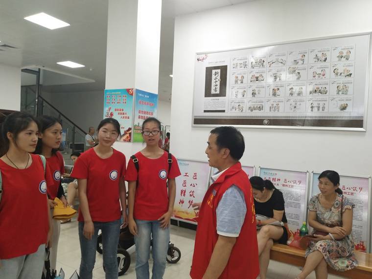 2019年7月28日，市科技馆组织武昌理工学院知行书苑支教队20名志愿者参观科技馆，并开展社会主义核心价值观教育实践活动。图为市科技馆志愿者对参观人员宣传社会主义核心价值观.jpg