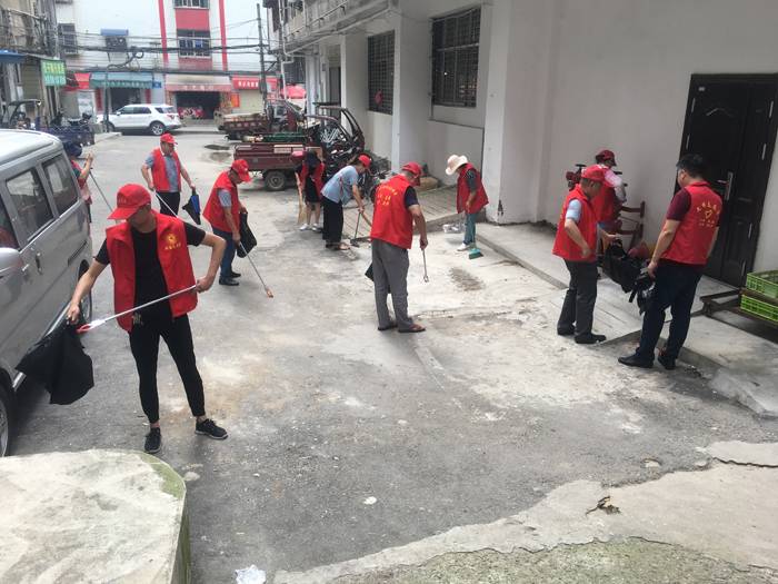 图为6月28日，市科协副主席陈少斌带领科普志愿者在考棚社区十字街路开展卫生大扫除。2.JPG