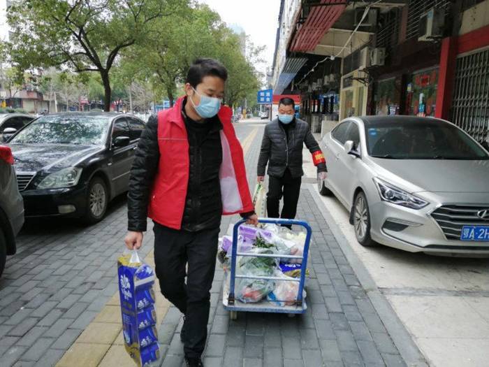 疫情期间，市科协给社区困难群体发放生活物资 (1).jpg
