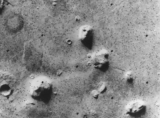 火星上的脸 图片来源：Viking 1， NASA - Viking 1 Orbiter， image F035A72 （Viking CD-ROM Volume 10）